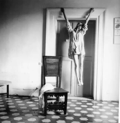 弗兰瑟斯卡·伍德曼（Francesca Woodman）1958年出生于美国丹佛。父母都是艺术家，这让她从小就受到各种艺术熏陶和耳濡目染。小时候，她手里随便拿个玩具，都有可能是艺术品。