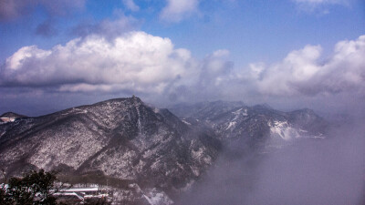 汉中龙头山雪雾。香雾云鬟湿，清辉玉臂寒。 山峰沟壑薄雾轻烟绕，晨光初照环山羊肠路。山顶的白雪仿佛是一座座银色的金字塔，晶莹剔透矗立在天际，山体岩壁中生长着树木，在头上方跨过羊肠道，伸向上空。云雾环绕山…