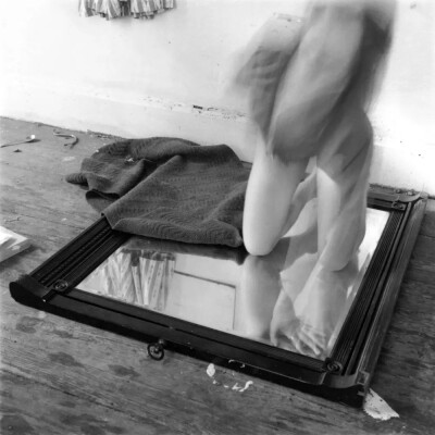 弗兰瑟斯卡·伍德曼（Francesca Woodman）1958年出生于美国丹佛。父母都是艺术家，这让她从小就受到各种艺术熏陶和耳濡目染。小时候，她手里随便拿个玩具，都有可能是艺术品。