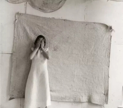 弗兰瑟斯卡·伍德曼（Francesca Woodman）1958年出生于美国丹佛。父母都是艺术家，这让她从小就受到各种艺术熏陶和耳濡目染。小时候，她手里随便拿个玩具，都有可能是艺术品。