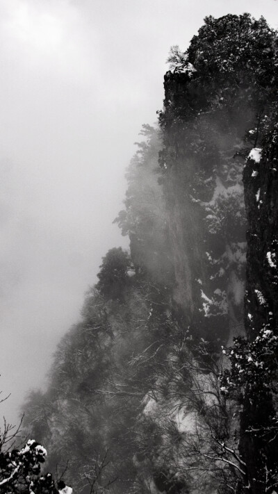 汉中龙头山雪雾。香雾云鬟湿，清辉玉臂寒。 山峰沟壑薄雾轻烟绕，晨光初照环山羊肠路。山顶的白雪仿佛是一座座银色的金字塔，晶莹剔透矗立在天际，山体岩壁中生长着树木，在头上方跨过羊肠道，伸向上空。云雾环绕山…