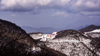 汉中龙头山雪雾。香雾云鬟湿，清辉玉臂寒。 山峰沟壑薄雾轻烟绕，晨光初照环山羊肠路。山顶的白雪仿佛是一座座银色的金字塔，晶莹剔透矗立在天际，山体岩壁中生长着树木，在头上方跨过羊肠道，伸向上空。云雾环绕山…