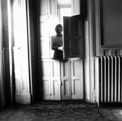 弗兰瑟斯卡·伍德曼（Francesca Woodman）1958年出生于美国丹佛。父母都是艺术家，这让她从小就受到各种艺术熏陶和耳濡目染。小时候，她手里随便拿个玩具，都有可能是艺术品。