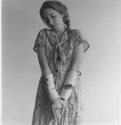 弗兰瑟斯卡·伍德曼（Francesca Woodman）1958年出生于美国丹佛。父母都是艺术家，这让她从小就受到各种艺术熏陶和耳濡目染。小时候，她手里随便拿个玩具，都有可能是艺术品。