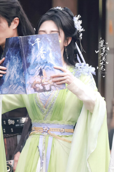 千香引▪鞠婧祎
cr.wb