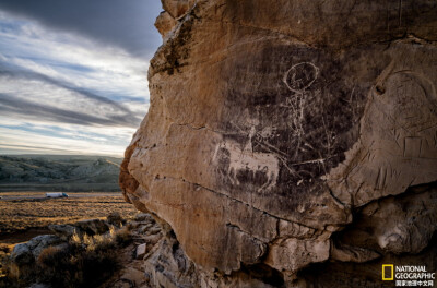 《马与骑手》
托勒岩画 距今400～500年，怀俄明州。
托勒岩画有三十多幅分布在150米的岩壁上，图中这幅由平原部落艺术家创作的“马与骑手”的图画则堪称典范，它是对原住民人马长相依紧密关系的致敬。摄影：…
