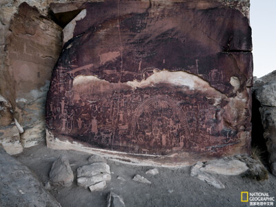 《彩虹古迹》
罗切斯特岩画板 距今700～4000年，USA犹他州
这处神圣的地点位于罗切斯特沃什溪和泥溪交汇处上方一个狭窄半岛上。摄影：Stephen Alvarez