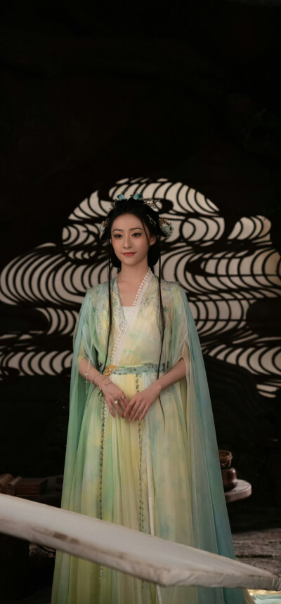 涂山容容 胡连馨