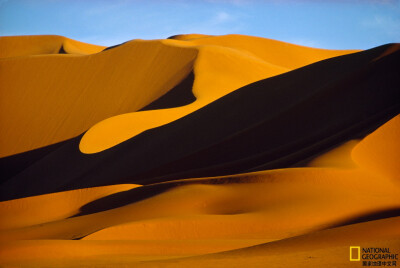 《风沙星辰》
在阿尔及利亚的Erg Bourarhet，风雕刻着撒哈拉沙漠上的沙丘。摄影：Thomas J.Abercrombie