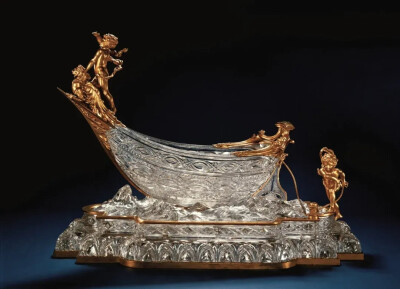 1900年代巴卡拉出品的水晶船型樽上，小天使是代表性存在