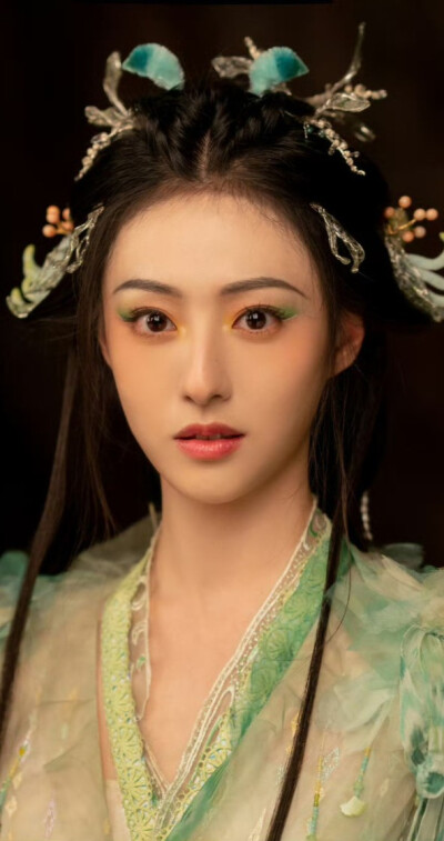 涂山容容 胡连馨