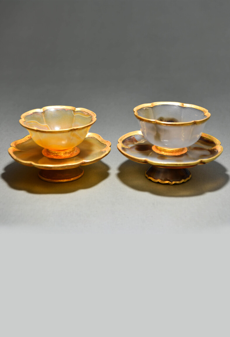 一对玛瑙杯碟，配金银边