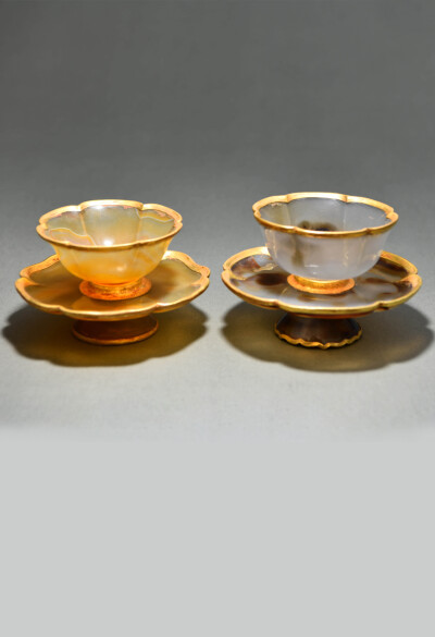 一对玛瑙杯碟，配金银边