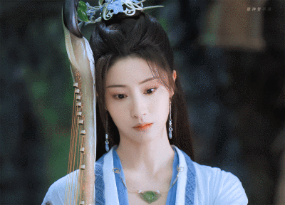 毛晓慧 | 柳梦璃
cr:谁神智不清
