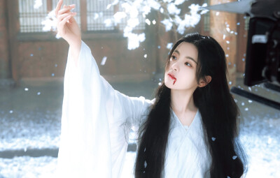 - 杨超越 / 姜梨 。
