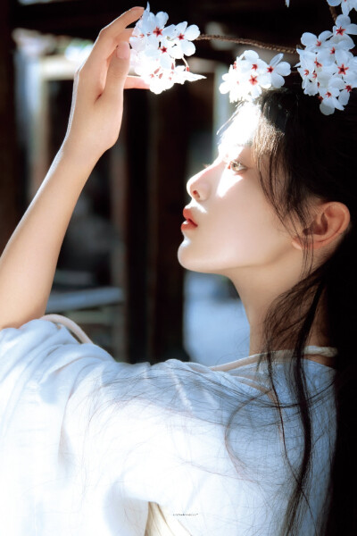 - 杨超越 / 姜梨 。