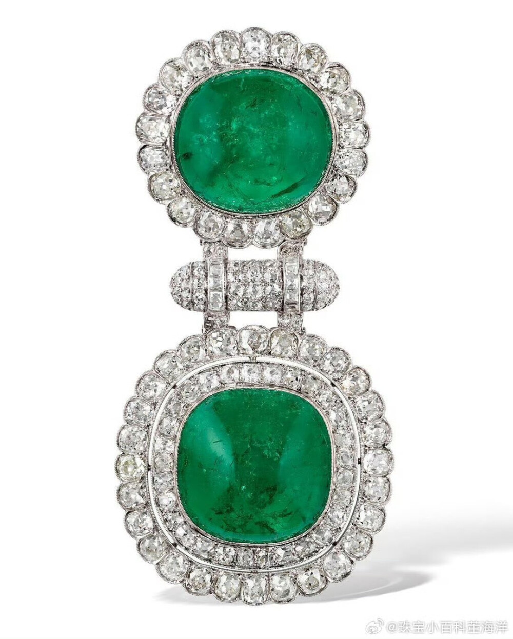 Queen Victoria Eugenie's Emerald Brooch 西班牙王后维多利亚.尤金妮亚的祖母绿胸针
尤金妮亚是英国维多利亚女王的外孙女，她妈是维多利亚女王的女儿比阿特丽斯。这枚祖母绿胸针的出处并不详实，最初应该是一对耳环和一枚单石吊坠，后来经过多年的缝缝补补，拆拆减减，乾坤大挪移之后，变成了现在的两颗凸圆形祖母绿，钻石围边。
1969年，尤金妮亚去世后，这件胸针由她的长女继承，后来又在女性继承人间传承，然后大伙越混越差，2024年也就是今年这件胸针将于佳士得日内瓦上拍，估价15万至20万瑞士法郎。