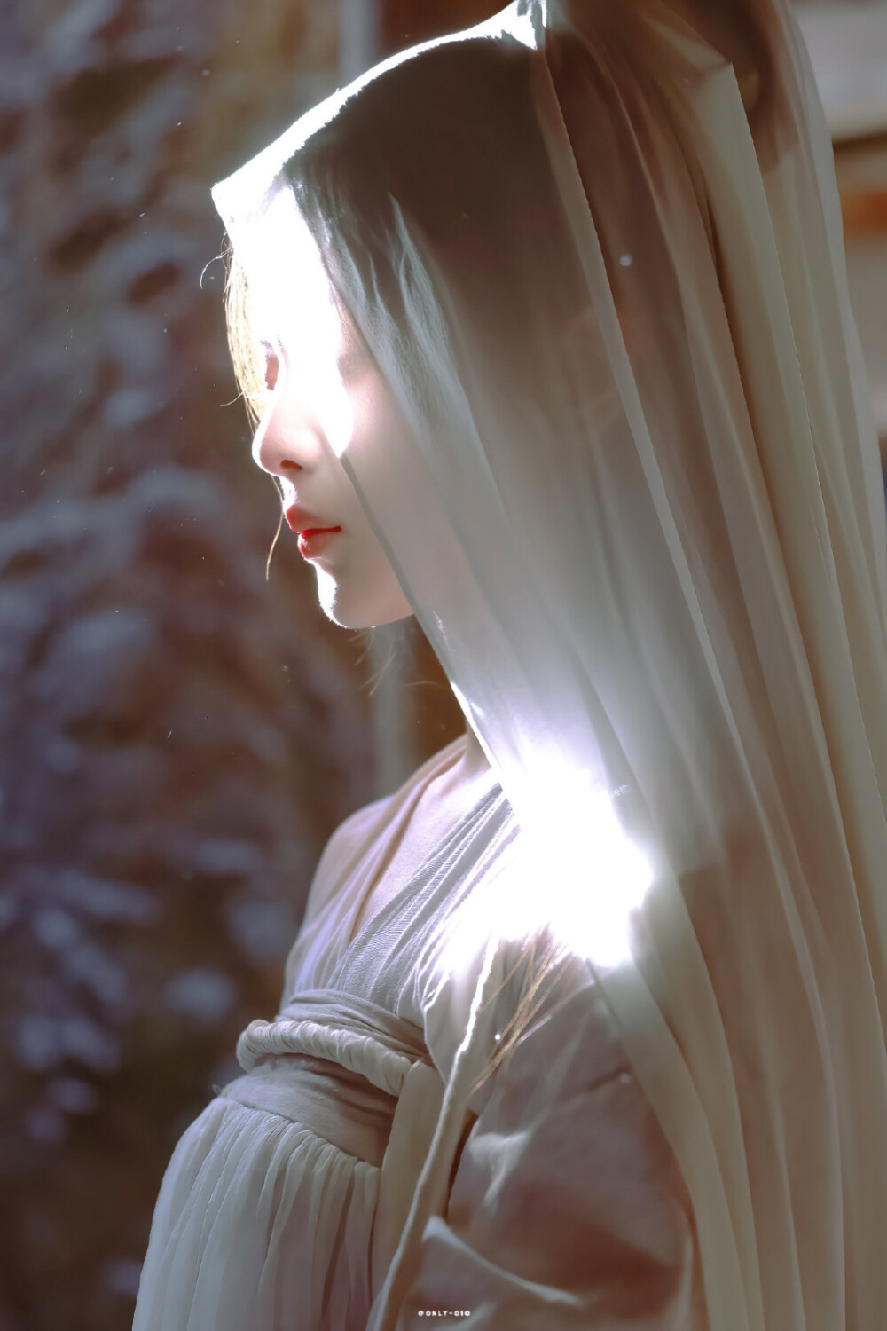 - 杨超越 / 姜梨 。