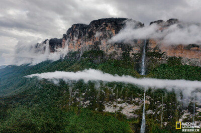 《三界之山》
罗赖马山（海拔2810米）从圭亚那、巴西和委内瑞拉三国交界的雨林中拔地而起。摄影：Renan Ozturk