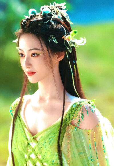 胡连馨 * 涂山容容
