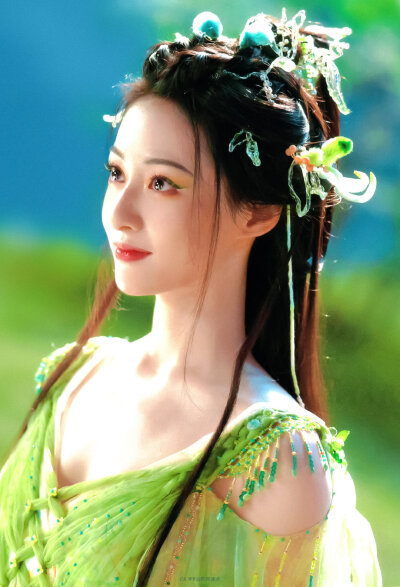 胡连馨 * 涂山容容
