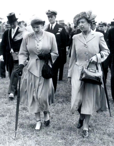 1948年6月5日，乔治六世、爱丁堡公爵夫妇和哈伍德伯爵夫人玛丽长公主在德比参加德比赛马日。