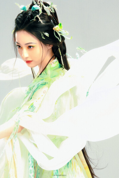胡连馨 * 涂山容容
