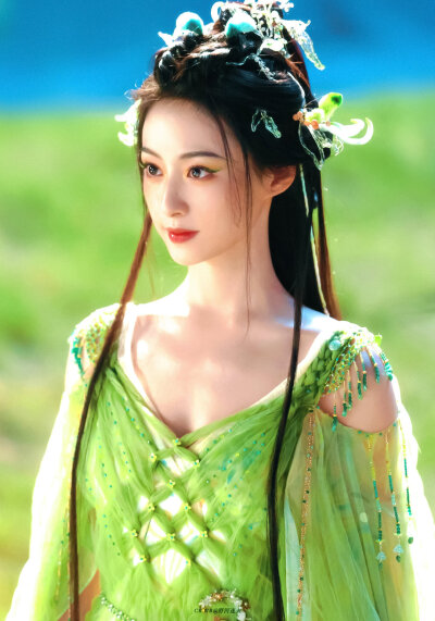 胡连馨 * 涂山容容
