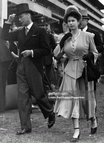 1948年6月5日，乔治六世、爱丁堡公爵夫妇和哈伍德伯爵夫人玛丽长公主在德比参加德比赛马日。