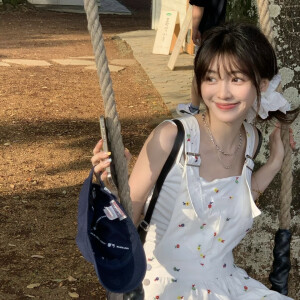 ᵀʰᵉ ᶠⁱʳˢᵗ ᵒⁿᵉ ᵒᵘᵗ ᵒᶠ ᵗʰᵉ ᵇⁱᵍ ʷⁱⁿᵈ ᶜᵃᵐᵉ ʰᵒᵐᵉ ʷⁱᵗʰ ᵐᵉ.
外面風大 和我回家. 