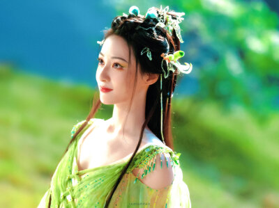 胡连馨 * 涂山容容
