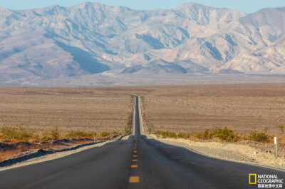 《山的那边》
公路向前延伸，远处是被称为北美洲“脊骨”的落基山脉。摄影：David Guttenfelder