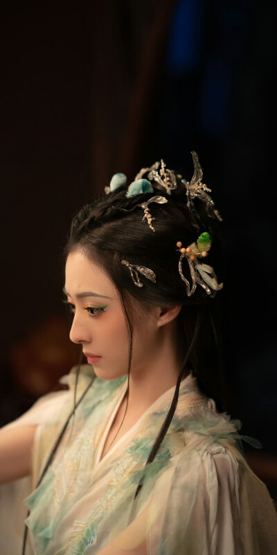涂山容容 胡连馨