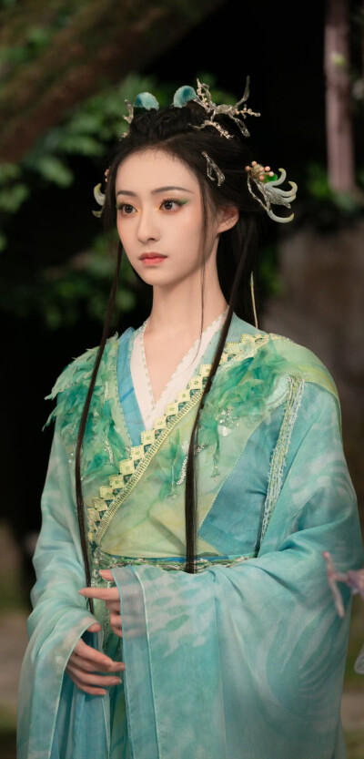 涂山容容 胡连馨