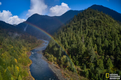  《彩虹跨越河流》
在加利福尼亚的克拉马斯河上，一道彩虹凌空出现。摄影：Kiliii Yuyan