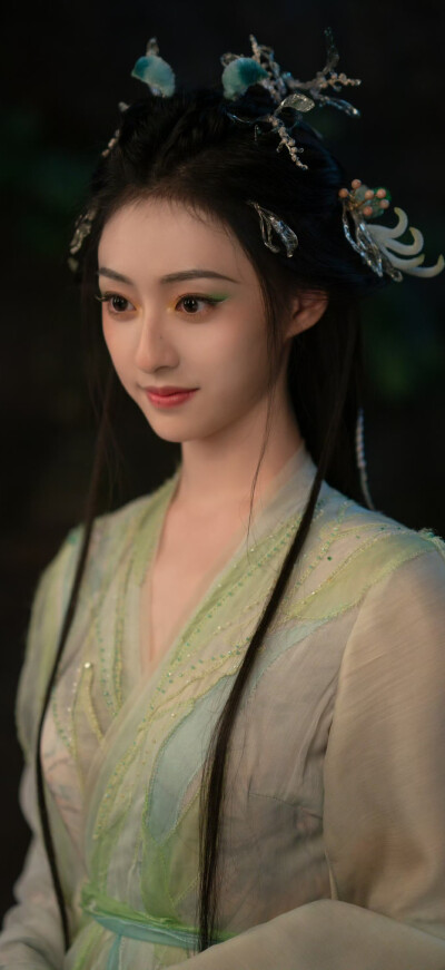 涂山容容 胡连馨