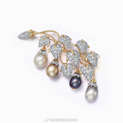 Tiffany&Co.蒂芙尼发布让·史隆伯杰高级珠宝系列(Jean Schlumberger by Tiffany) Bird on a Pearl全新作品。
该系列中，品牌经典设计“石上鸟”伫立于海湾地区的天然海水珍珠之上。作品镶嵌的珍珠均由蒂芙尼从侯赛因·…