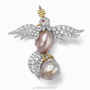 Tiffany&Co.蒂芙尼发布让·史隆伯杰高级珠宝系列(Jean Schlumberger by Tiffany) Bird on a Pearl全新作品。
该系列中，品牌经典设计“石上鸟”伫立于海湾地区的天然海水珍珠之上。作品镶嵌的珍珠均由蒂芙尼从侯赛因·阿法丹(HusseinAlFardan)先生的私人收藏中精心挑选而来，延展出一系列璀璨迷人的艺术杰作。