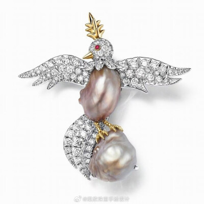 Tiffany&Co.蒂芙尼发布让·史隆伯杰高级珠宝系列(Jean Schlumberger by Tiffany) Bird on a Pearl全新作品。
该系列中，品牌经典设计“石上鸟”伫立于海湾地区的天然海水珍珠之上。作品镶嵌的珍珠均由蒂芙尼从侯赛因·…