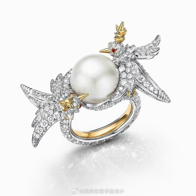 Tiffany&Co.蒂芙尼发布让·史隆伯杰高级珠宝系列(Jean Schlumberger by Tiffany) Bird on a Pearl全新作品。
该系列中，品牌经典设计“石上鸟”伫立于海湾地区的天然海水珍珠之上。作品镶嵌的珍珠均由蒂芙尼从侯赛因·…