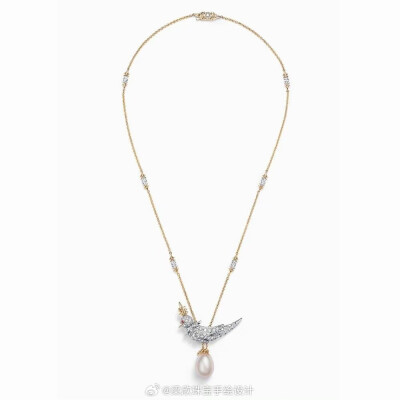 Tiffany&Co.蒂芙尼发布让·史隆伯杰高级珠宝系列(Jean Schlumberger by Tiffany) Bird on a Pearl全新作品。
该系列中，品牌经典设计“石上鸟”伫立于海湾地区的天然海水珍珠之上。作品镶嵌的珍珠均由蒂芙尼从侯赛因·…