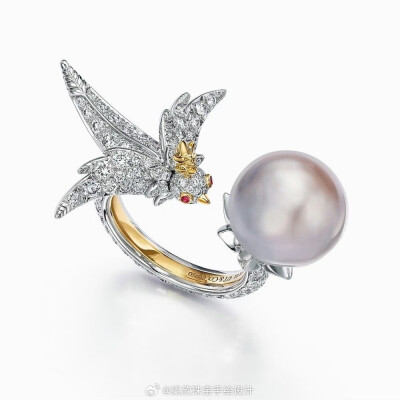 Tiffany&Co.蒂芙尼发布让·史隆伯杰高级珠宝系列(Jean Schlumberger by Tiffany) Bird on a Pearl全新作品。
该系列中，品牌经典设计“石上鸟”伫立于海湾地区的天然海水珍珠之上。作品镶嵌的珍珠均由蒂芙尼从侯赛因·…