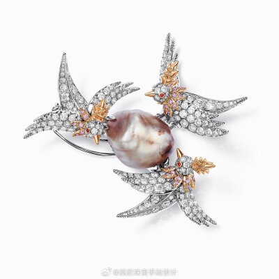 Tiffany&Co.蒂芙尼发布让·史隆伯杰高级珠宝系列(Jean Schlumberger by Tiffany) Bird on a Pearl全新作品。
该系列中，品牌经典设计“石上鸟”伫立于海湾地区的天然海水珍珠之上。作品镶嵌的珍珠均由蒂芙尼从侯赛因·…