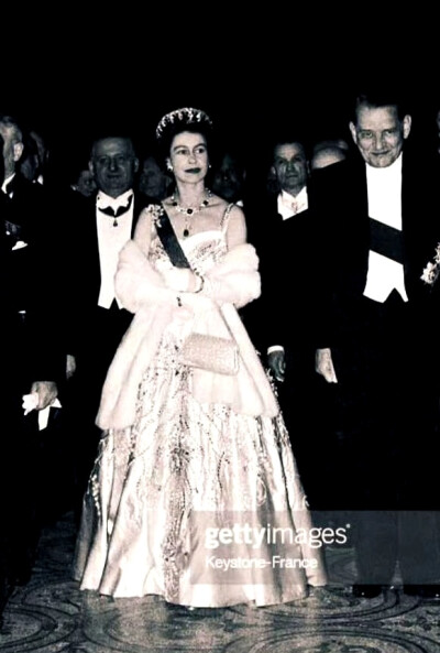 1957年英国伊丽莎白二世女王和爱丁堡公爵菲利普亲王国事访问法国时的瞬间 ​​​