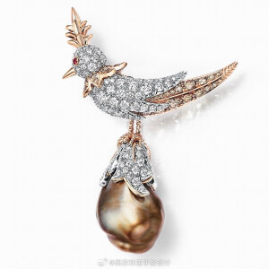 Tiffany&Co.蒂芙尼发布让·史隆伯杰高级珠宝系列(Jean Schlumberger by Tiffany) Bird on a Pearl全新作品。
该系列中，品牌经典设计“石上鸟”伫立于海湾地区的天然海水珍珠之上。作品镶嵌的珍珠均由蒂芙尼从侯赛因·阿法丹(HusseinAlFardan)先生的私人收藏中精心挑选而来，延展出一系列璀璨迷人的艺术杰作。