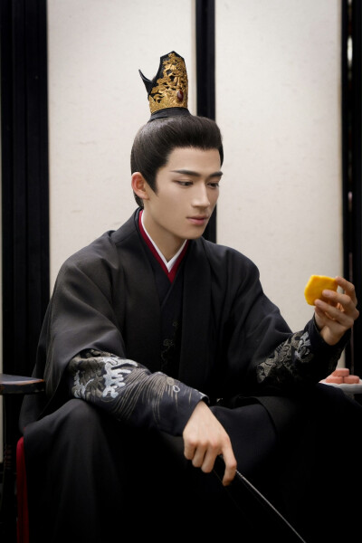 墨点雨云间剧照，王涛吴谨言主演