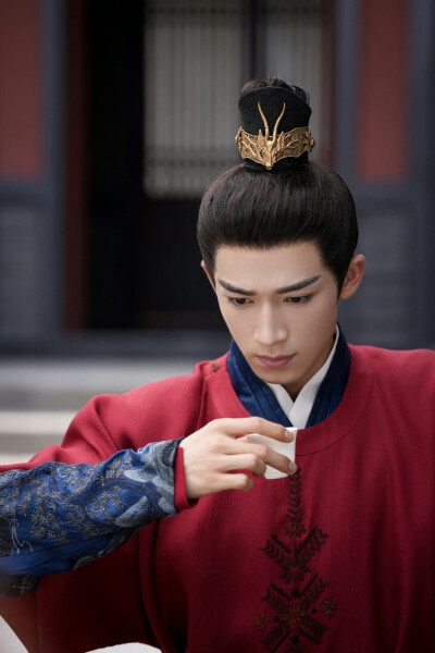 墨点雨云间剧照，王涛吴谨言主演