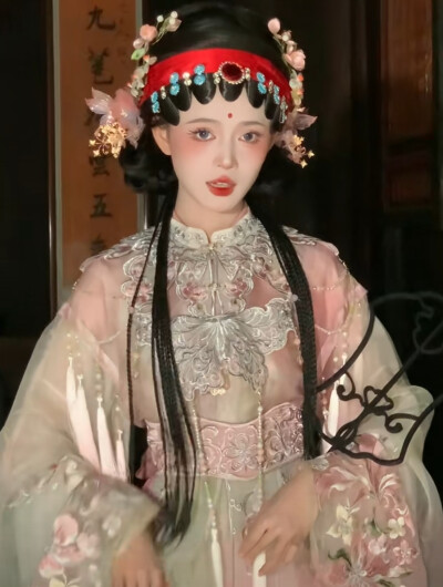 见到姐姐后。我才懂的什么叫歌如京华戏子，幽婉唱腔。美眸轻动，流光四转。手执折扇，半掩玉容。一舞一曲演尽人事沧桑，一颦一笑皆为世态炎凉。