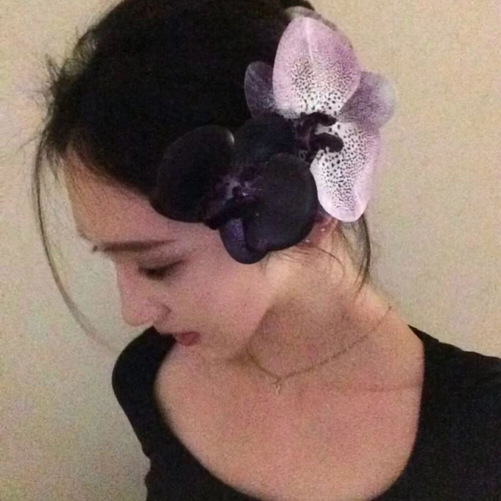 低垂眼眸