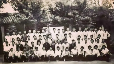 新洲县宝龙五七中学1976届高中毕业纪念合影